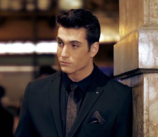 ΓΙΩΡΓΟΣ ΚΟΚΟΣΑΙΟΣ – «ΨΕΜΑΤΑ»: Ο ΓΙΟΣ ΤΟΥ ΓΙΑΝΝΗ ΠΛΟΥΤΑΡΧΟΥ ΚΑΝΕΙ ΤΟ ΔΙΣΚΟΓΡΑΦΙΚΟ ΤΟΥ ΝΤΕΜΠΟΥΤΟ